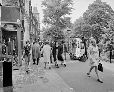 855175 Gezicht over het onlangs ingerichte voetgangersgebied aan de westzijde van de Oudegracht ter hoogte van ...